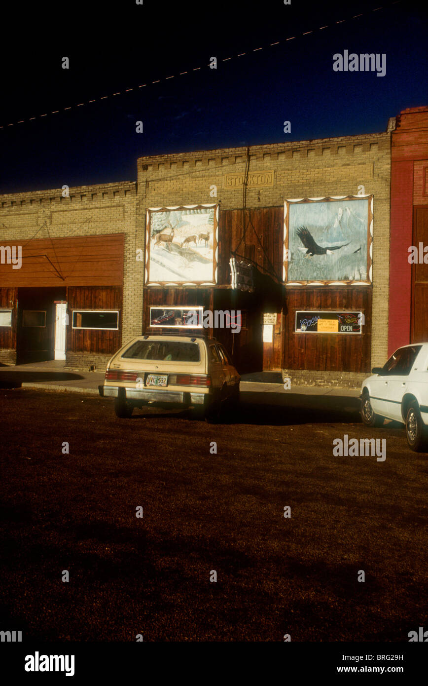 Saloon extérieur, des voitures en stationnement, peintures murales, eagle, Americana, USA, Northwest, Americana Banque D'Images