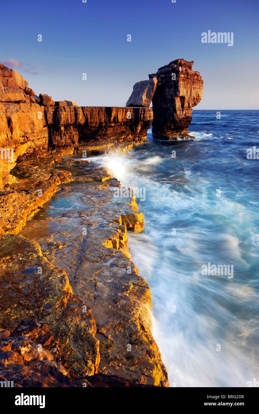 Pulpit Rock baigné de lumière dorée, à l'Île de Portland, Dorset Heritage Coast Jurassique Banque D'Images