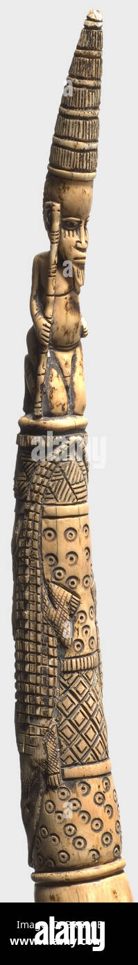Une corne cérémonielle de Yoruba, Nigeria, début du XXe siècle. Corne d'ivoire sculptée dans un tusk avec un embout buccal au centre. La cloche est sculptée avec des motifs géométriques, et le point se termine dans une figure ancestrale avec une grande coiffure au-dessus de deux crocodiles. Belle patine, de légères marques d'âge et d'utilisation. Longueur 60 cm. Historique,historique,beaux-arts,art,tribu,tribus,tribal,africaine,Afrique,ethnique,ethnicités,ethnologie,ethnicité,ethnique,exotique,Wodden,sculpture,sculptures,figure,figures,objet,objets,alambics,coupures,coupures,couper,couper,o,droits additionnels-Clearences-non disponible Banque D'Images