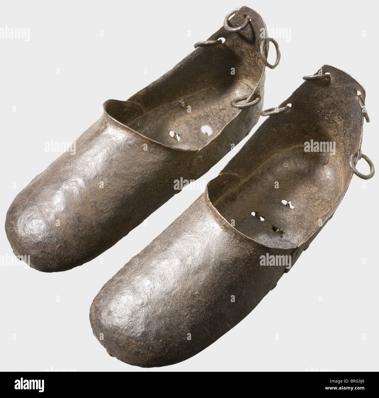 Une paire de chaussures de torture allemandes,XVIe/XVIIe siècle.fer forgé.surchaussures,faites de plusieurs morceaux de fer à feuilles riveté.chacun a quatre anneaux près du talon pour fixer la chaussure avec des laçages ou des sangles en cuir.les plaques inférieures de chacun ont trois trous avec des pointes à ressort.longueur de chaque 35 cm.les criminels ont été forcés à porter De telles chaussures pour augmenter leur souffrance.le délinquant a été forcé de se tenir sur le pied, comme autrement les pointes pénétreraient le fond de ses pieds, causant de graves douleurs.historique,historique, 17th siècle,16ème centur,Additional-Rights-Clearences-Not Available Banque D'Images