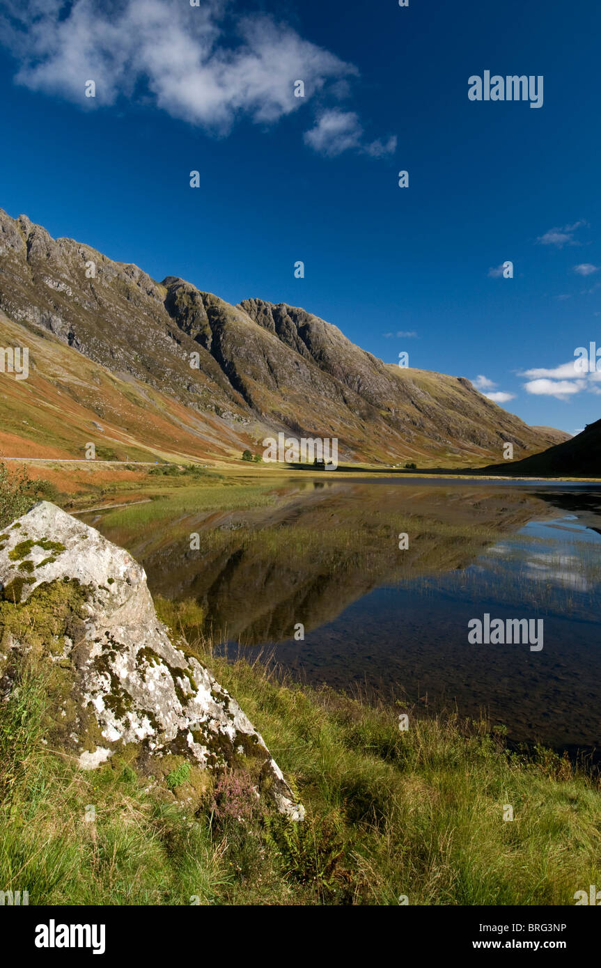 L'Aonach Eagach Ridge et le Loch Achtriochtan dans le col de Glencoe, Inverness-shire, région des Highlands. L'Écosse. 6763 SCO Banque D'Images