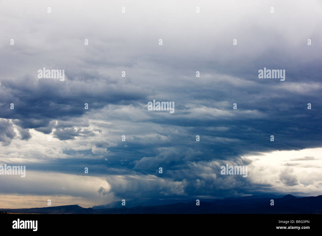 Ciel orageux sur les montagnes humides, San Isabel National Forest, au sud de Canyon City, Colorado, USA Banque D'Images