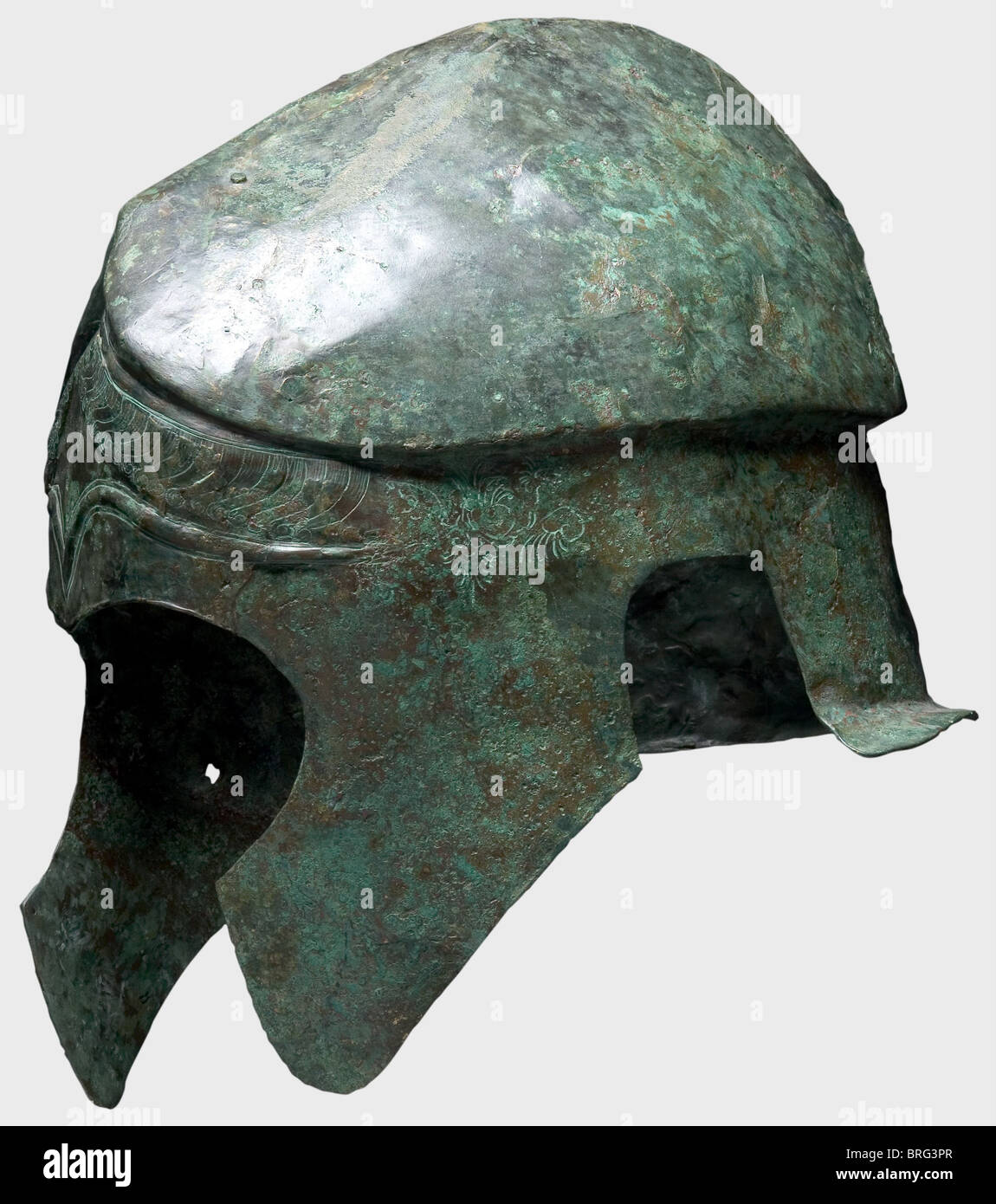 Casque Chalcidien, 5e/4e siècle B.C.Bronze.crâne allongé étroit avec une couronne sculptée et crêtée,trous pour la fixation du panache,grandes pièces de joue et découpes d'oreilles,et une petite protection de cou évasé.le front a des sourcils décoratifs en relief et des palmettos décoratifs richement ciselés,têtes de serpents,serrures de cheveux,et un clou décoratif de joue,vraisemblablement un trou de droite De l'offre votive du casque dans un sanctuaire.hauteur 23 cm.poids 828 g.le métal est déformé, mais bien conservé avec la patine vert foncé.l'interi,droits supplémentaires-Clearences-non disponible Banque D'Images