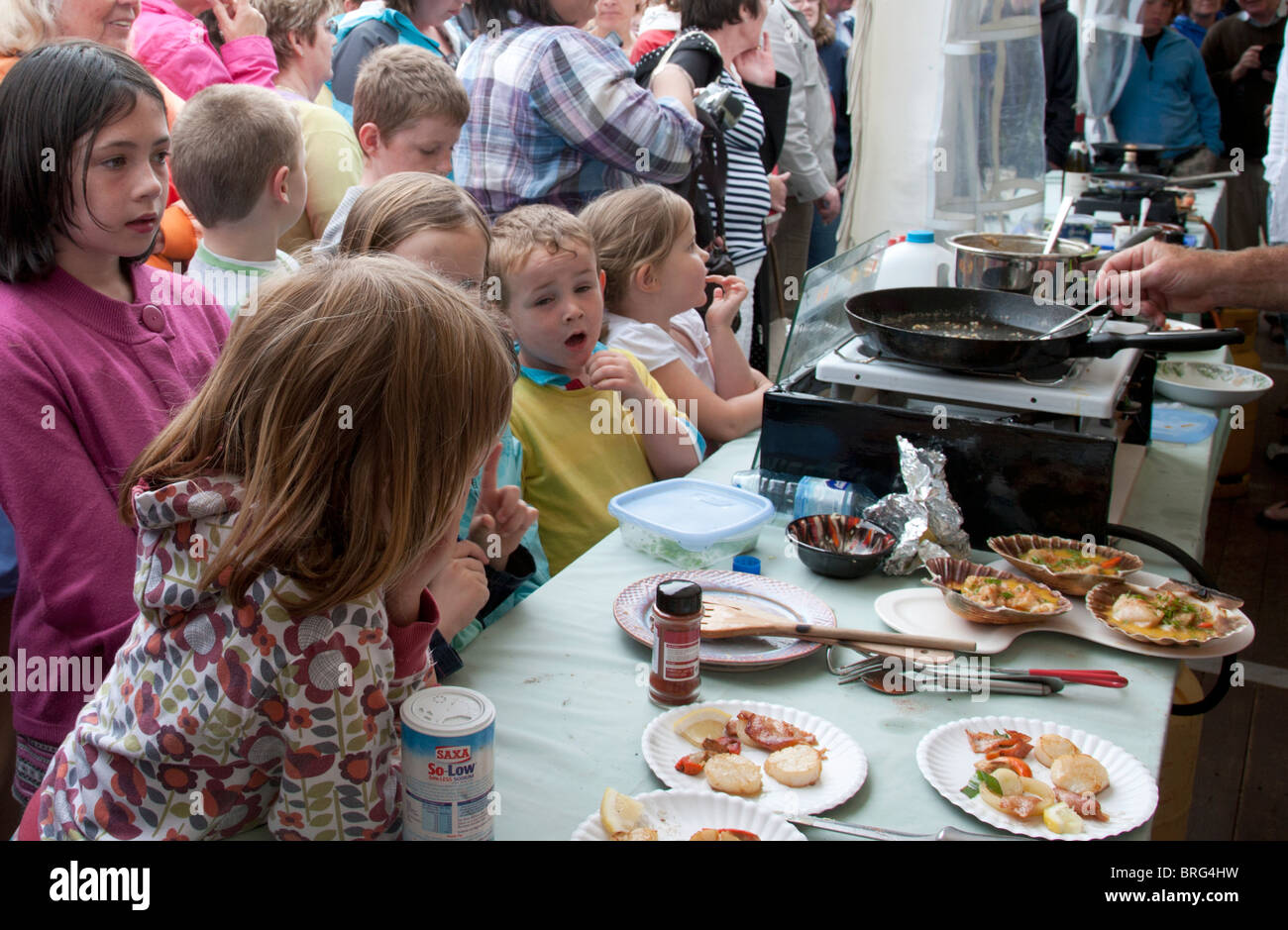 Une démonstration culinaire Oyster Festival, Valencia Island dans le comté de Kerry, Irlande Banque D'Images