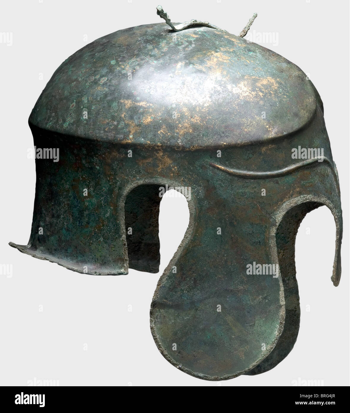 Casque Chalcidien, 5e siècle B.C.Bronze. Crâne allongé étroit avec couronne sculptée et crêtée, fixation en forme de fourche pour le panache du casque, grandes pièces de joue lobé et découpes d'oreilles, et une protection de cou à évasement court. Le front avec de longs sourcils décoratifs en relief. Le rebord du casque a conservé une partie du bord soudé (brasure en brasure Placez tout autour). La joue gauche est courbée vers l'extérieur avec une perforation sévère, probablement à partir de l'offre votive du casque dans un sanctuaire.hauteur 19.5 cm.poids 638 g.le métal est bien-pr, droits supplémentaires-Clearences-non disponible Banque D'Images