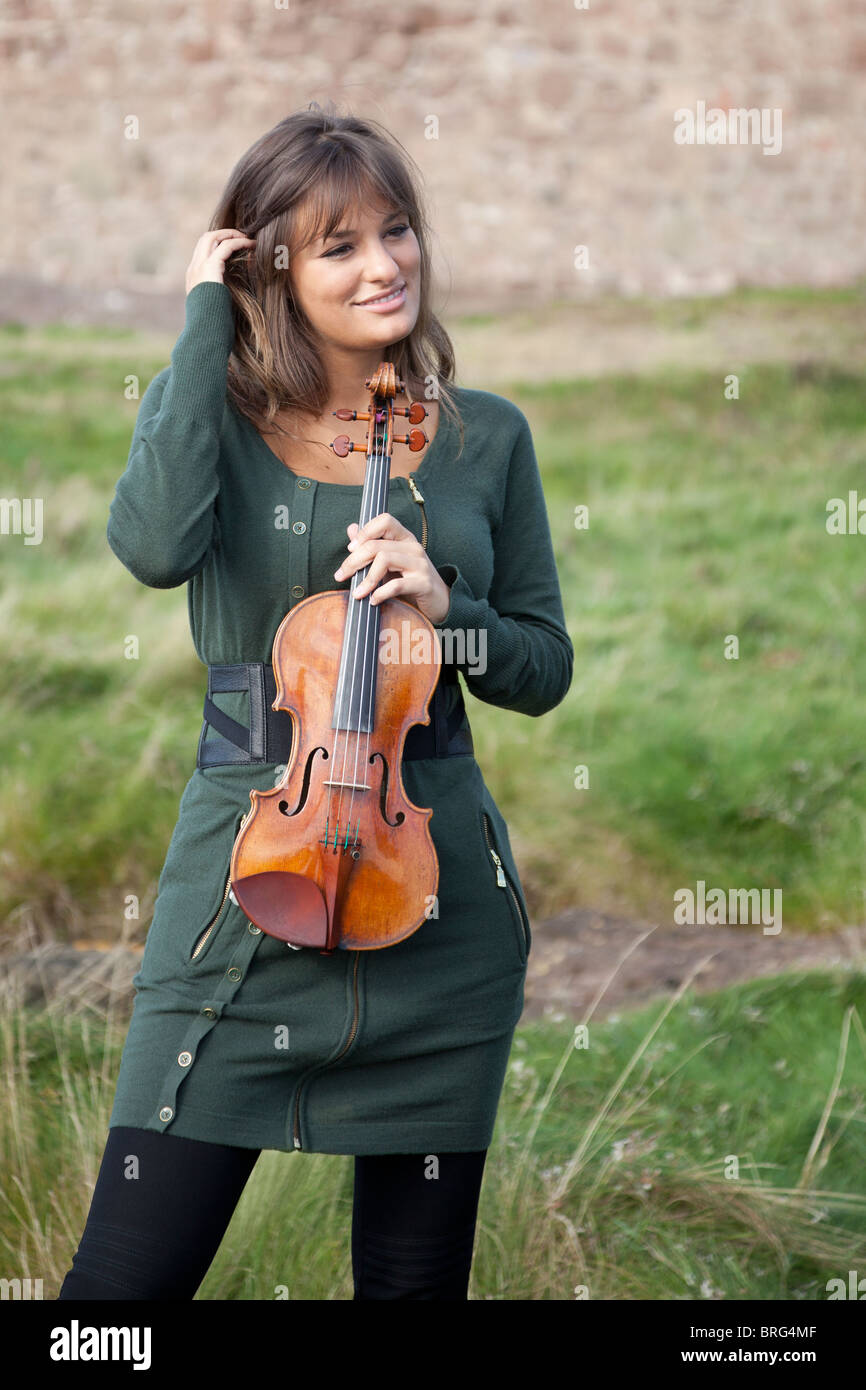 Nicola Benedetti se distingue avec sa 'Earl Spencer' violon Stradivarius après l'ouverture d'Portencross Château après restauration Banque D'Images