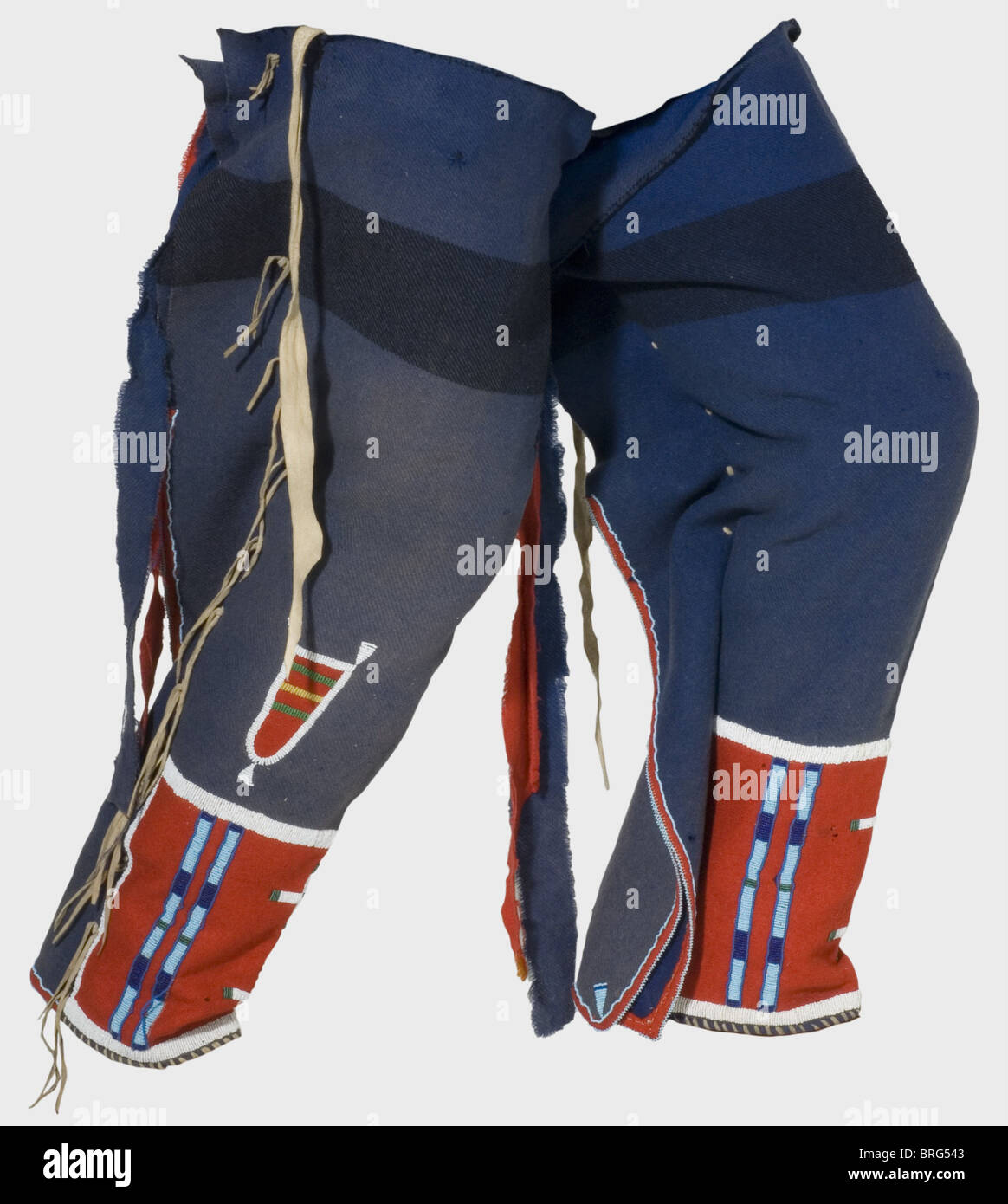 Leggings Pour Hommes Des Blackfood Indians Blackfoot Indians Vers 1890 Tissu En Laine Bleue Probablement D Une Couverture Commerciale Decores De Tissu En Laine Rouge Et De Perles Ils Ferment Sur Les Cotes Avec Des Strongs En Peau