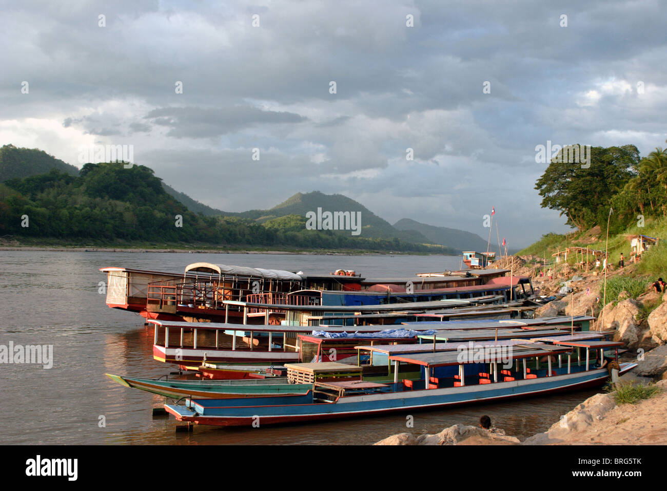 Les bateaux sont amarrés le long des rives du Mékong à Luang Prabang, Laos. Banque D'Images