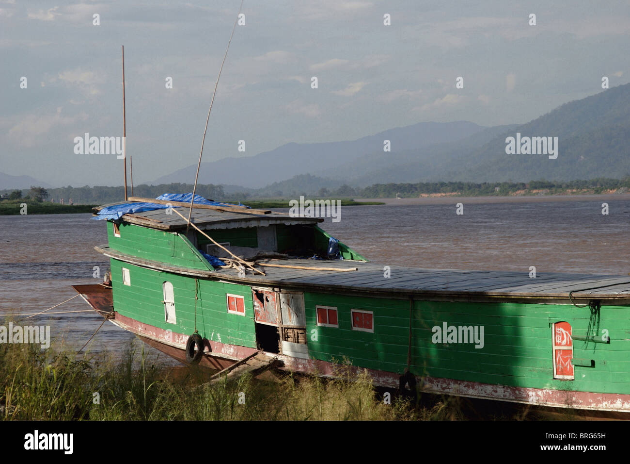 Un cargo déchargement marchandises exportées de Chine est amarré le long des rives du Mékong à Chiang Sean, en Thaïlande. Banque D'Images