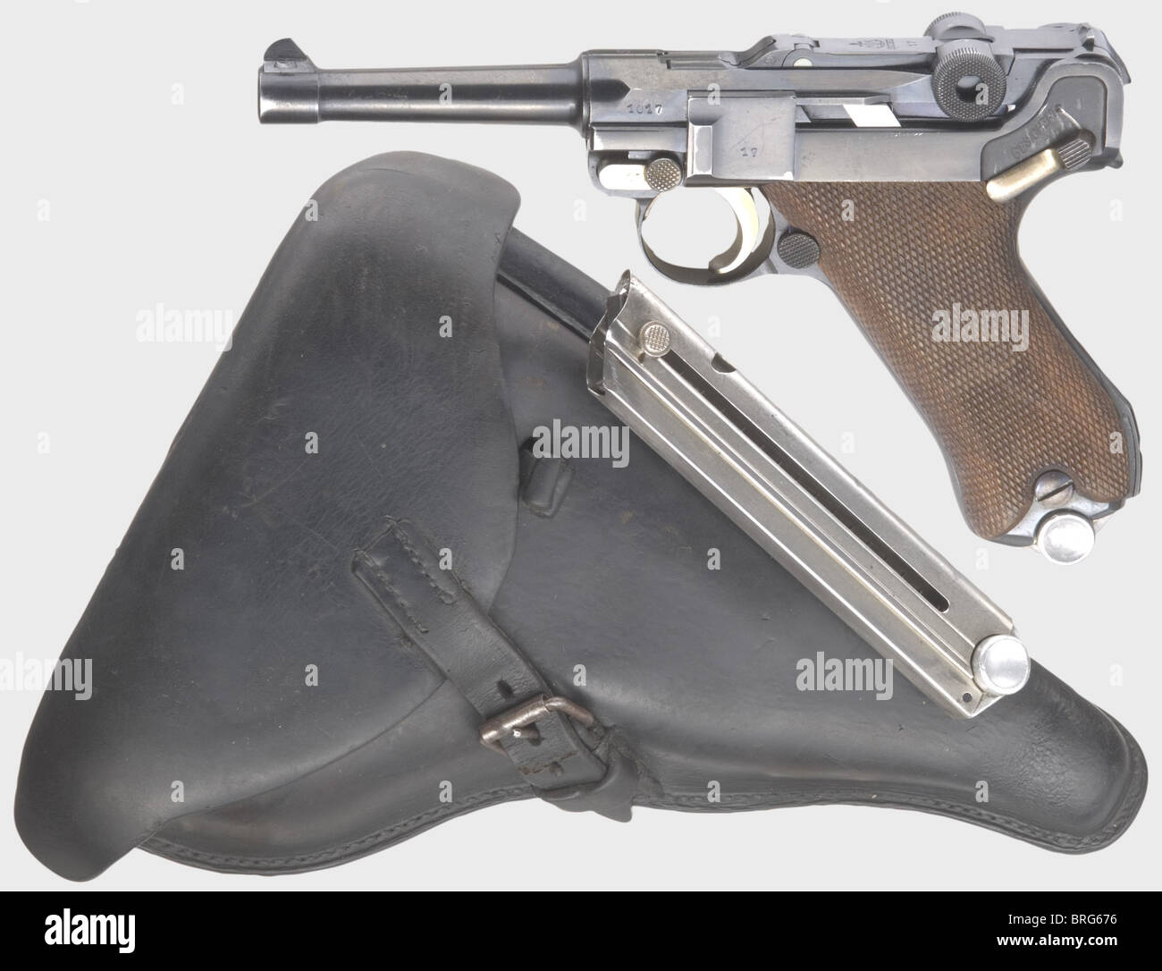 Un pistolet 08 Krieghoff,code 'S',calibre 9 mm Parabellum,n° 1017.numéros correspondants.Barrel sans numéro,alésage en miroir.sur la chambre marquée 'S' pour la production 1936,sur le logo de liaison avant avec 'HK/SUHL'.sur presque toutes les pièces acceptation Luaffe Tweagle/'2'.finition originale complète avec une légère usure sur la face avant des marques de gâchette.Bleu et jaune presque et de la plaque de déclenchement.sur les petites pièces Caractéristiques panneaux de poignée en noyer.magasin en tôle nickelé avec numéros correspondants avec base en aluminium et l'acceptation de Luftwaffe aigle/'2'.presque ,droits supplémentaires-Clearences-non disponible Banque D'Images