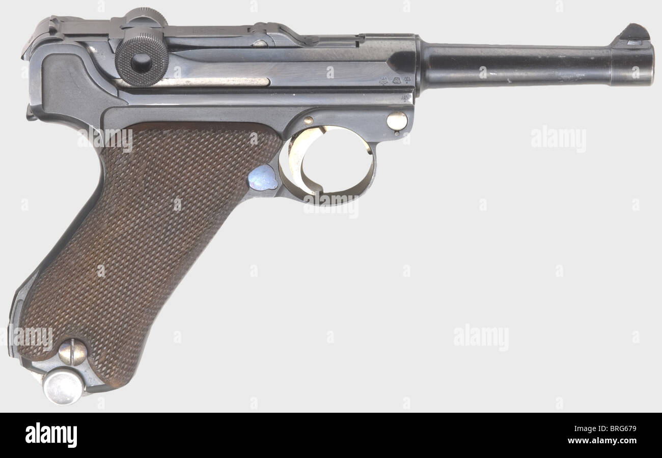 Un pistolet 08 Krieghoff,code 'S',calibre 9 mm Parabellum,n° 1017.numéros correspondants.Barrel sans numéro,alésage en miroir.sur la chambre marquée 'S' pour la production 1936,sur le logo de liaison avant avec 'HK/SUHL'.sur presque toutes les pièces acceptation Luaffe Tweagle/'2'.finition originale complète avec une légère usure sur la face avant des marques de gâchette.Bleu et jaune presque et de la plaque de déclenchement.sur les petites pièces Caractéristiques panneaux de poignée en noyer.magasin en tôle nickelé avec numéros correspondants avec base en aluminium et l'acceptation de Luftwaffe aigle/'2'.presque ,droits supplémentaires-Clearences-non disponible Banque D'Images