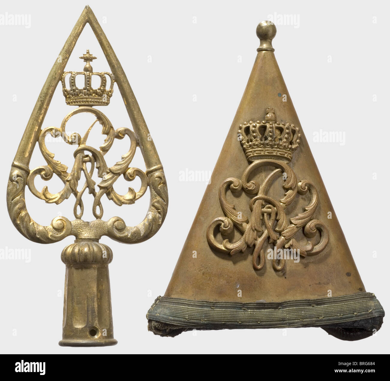 Un modèle 1868 flagstaff finial avec couverture,Prusse 1870 - 1918 le flagstaff finial en laiton a conservé la plupart de son dorure de feu et porte le chiffre couronné 'WR'. La couverture en laiton porte également le chiffre couronné « WR » des deux côtés, et a partiellement conservé de la dorure et de petits restes de la matière d'origine de toile à huile. Hauteur de la couverture 19 cm. La couverture avec le chiffrement « WR » n'a été fournie qu'avec les couleurs attribuées après 1870. Probablement capturé en France en 1914.,historique,historique,1910s,20e siècle,19e siècle,Prusse,Prusse,Allemagne,militaria,,droits additionnels-Clearences-non disponible Banque D'Images