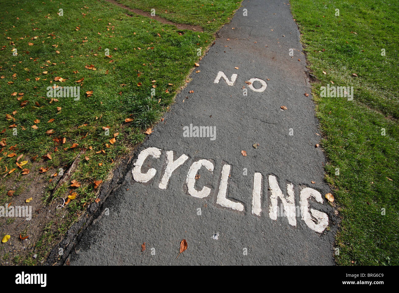 Pas de vélo signer sur le chemin piétonnier qui mène à travers le Durdham à Bristol. Banque D'Images