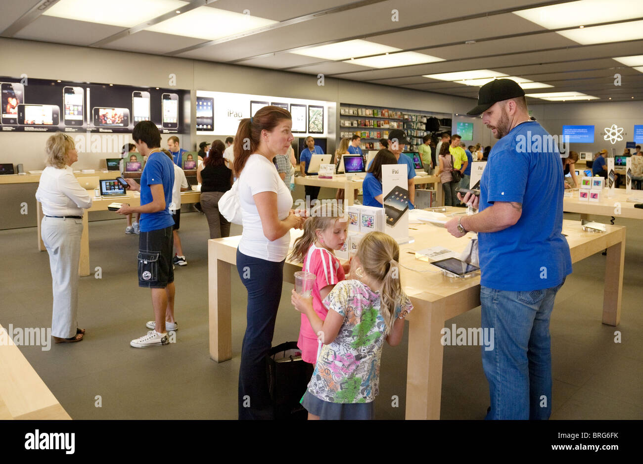 Une famille shopping dans l'Apple Store, Fashion Show Mall, Las Vegas USA Banque D'Images