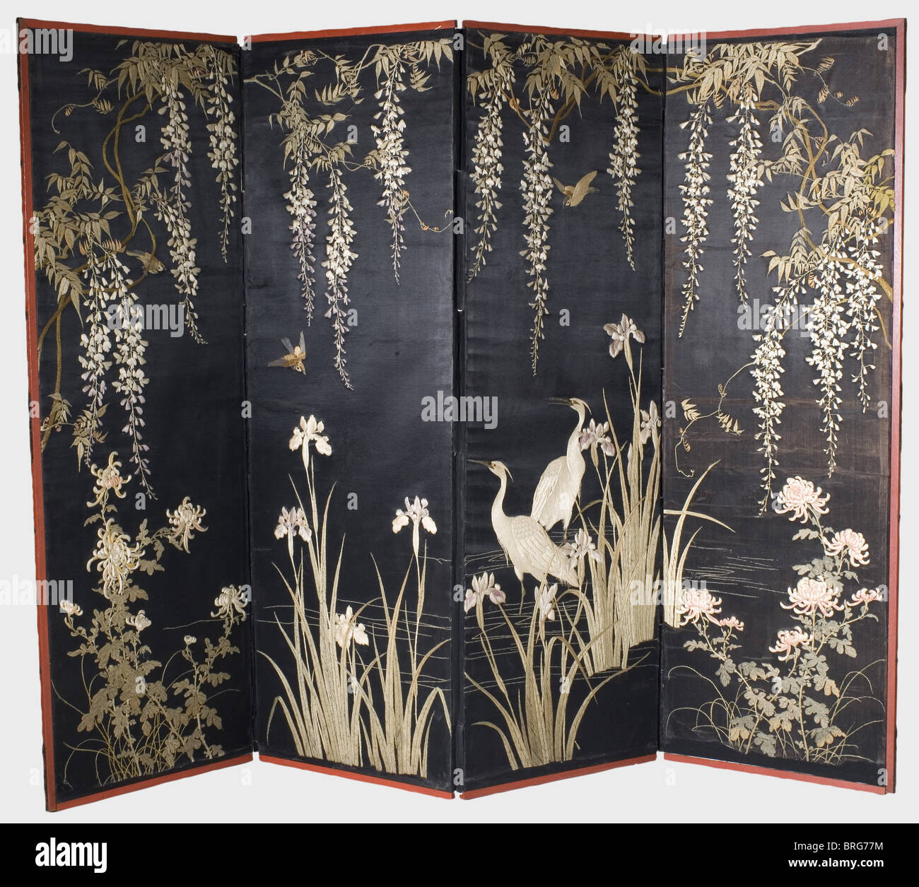 Un écran de pliage japonais (byobu), Meiji période quatre-panneau écran de pliage, les panneaux couverts de soie d'atlas noire. Représentation brodée des moineaux entre les vignes de wisteria. Dans les pivoines de premier plan, iris en fleur et deux hérons de soie. Cadre en treillis en bois laqué rouge, bords avec raccords en shakudo ouverts. Dos recouvert de papier peint, décoré de mons rouges (crème familiale). Hauteur 171 cm,largeur 232 cm.,historique,19e siècle,japonais,asiatique,Asie,extrême-Orient,objet,objets,photos,découpe,découpe,découpes,exotiques,droits supplémentaires-Clearences-non disponible Banque D'Images