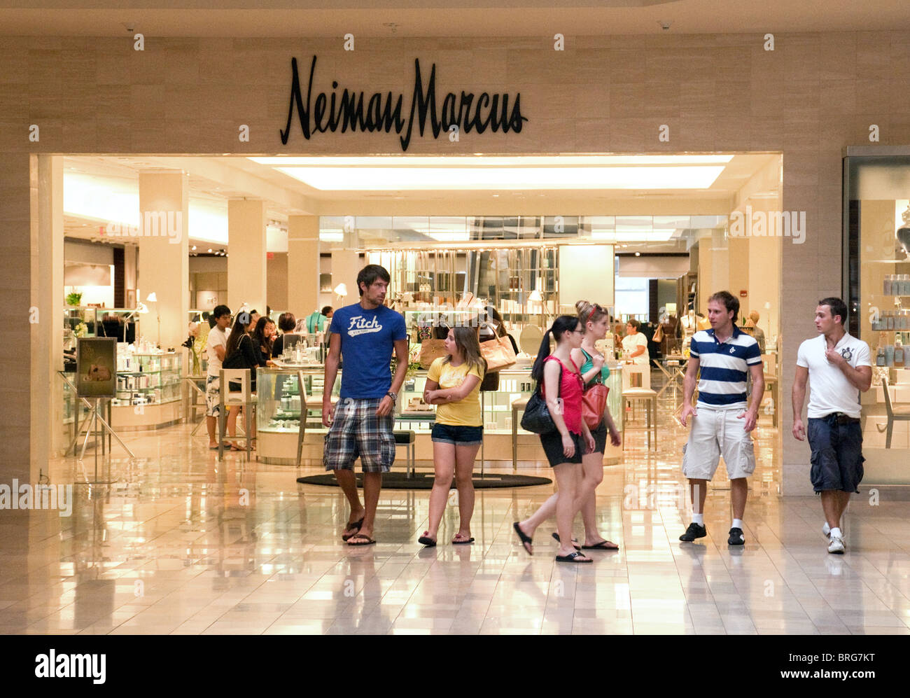 Les adolescents à l'extérieur du magasin Neiman Marcus, Fashion Show Mall, Las Vegas NEVADA USA Banque D'Images