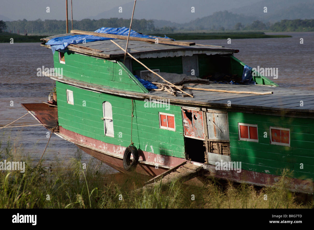 Un cargo déchargement marchandises exportées de Chine est amarré le long des rives du Mékong à Chiang Sean, en Thaïlande. Banque D'Images