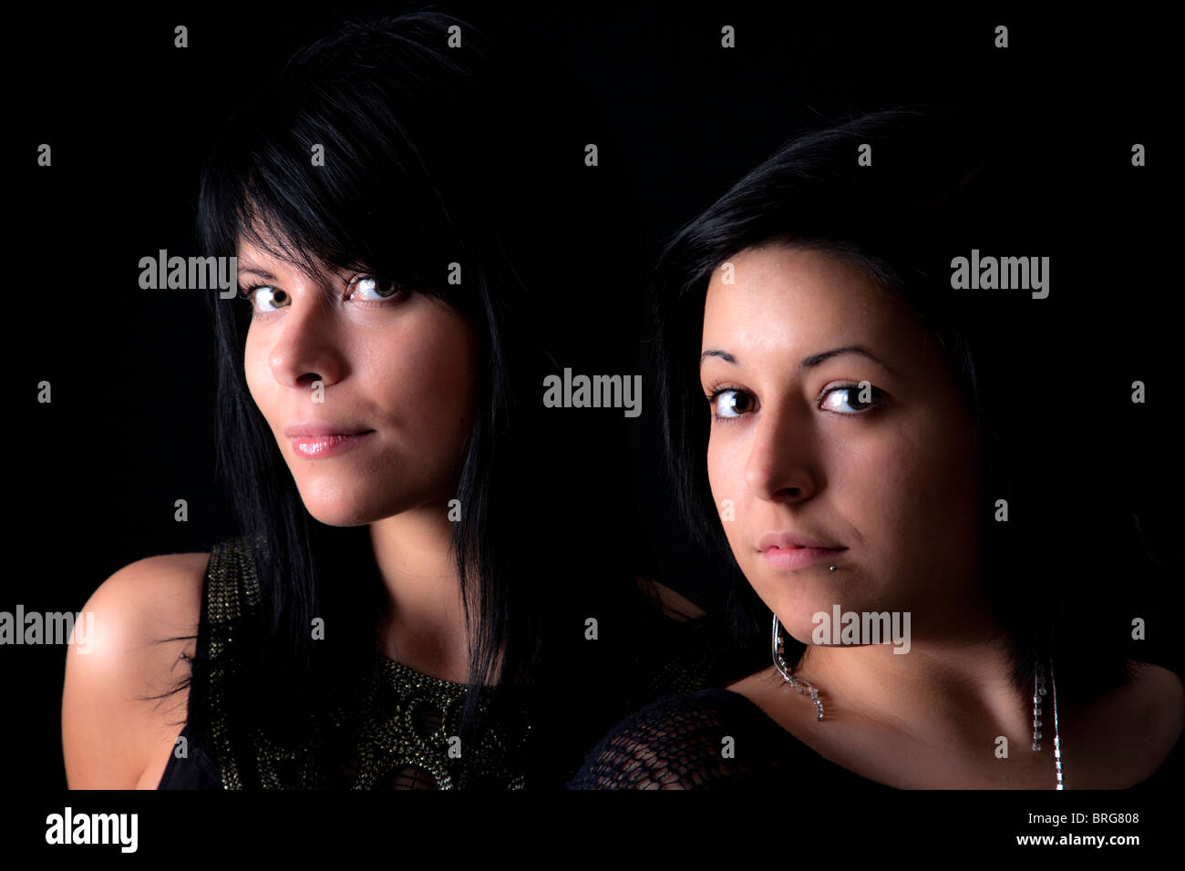 Deux femmes d'Europe orientale aux cheveux noirs, Studio Shot Banque D'Images