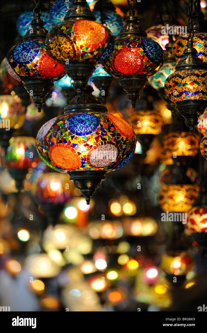 Lanternes colorées dans le Kapali Carsi ou Le Grand Bazar d'Istanbul Banque D'Images