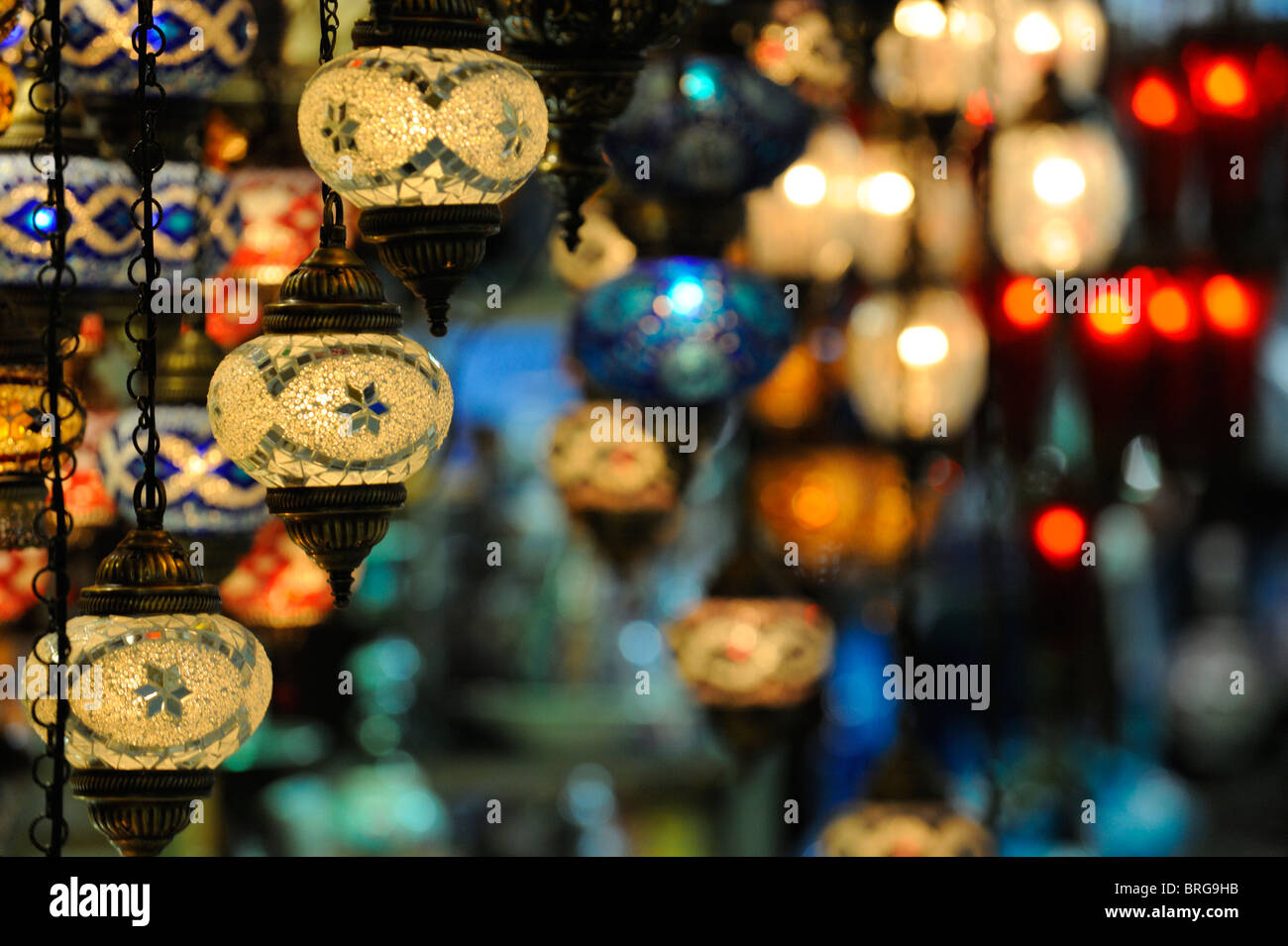 Lanternes colorées dans le Kapali Carsi ou Le Grand Bazar d'Istanbul Banque D'Images