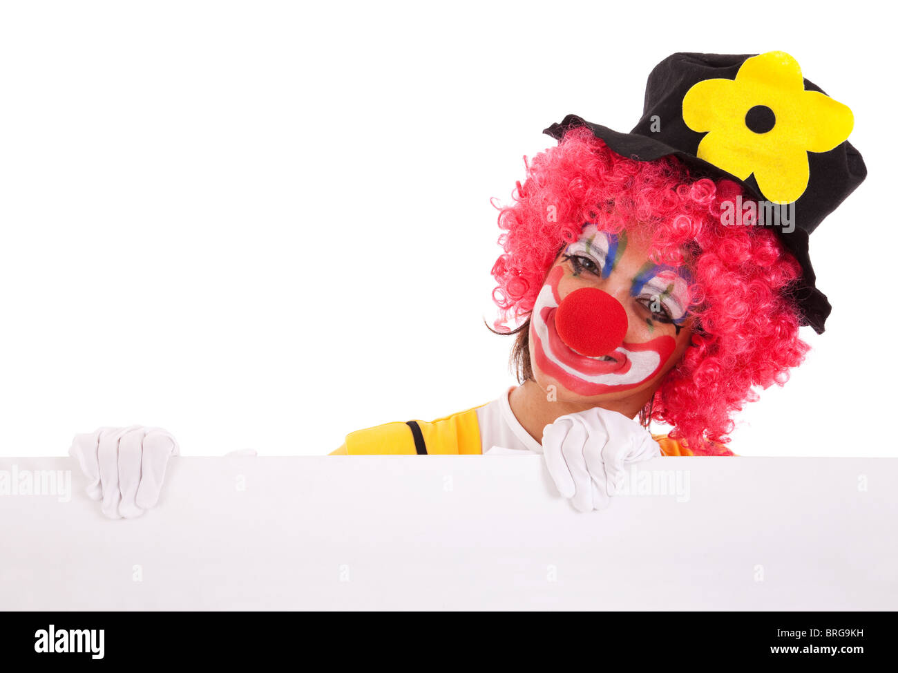Clown holding et à la recherche d'une ouverture vierge (isolé sur blanc) Banque D'Images