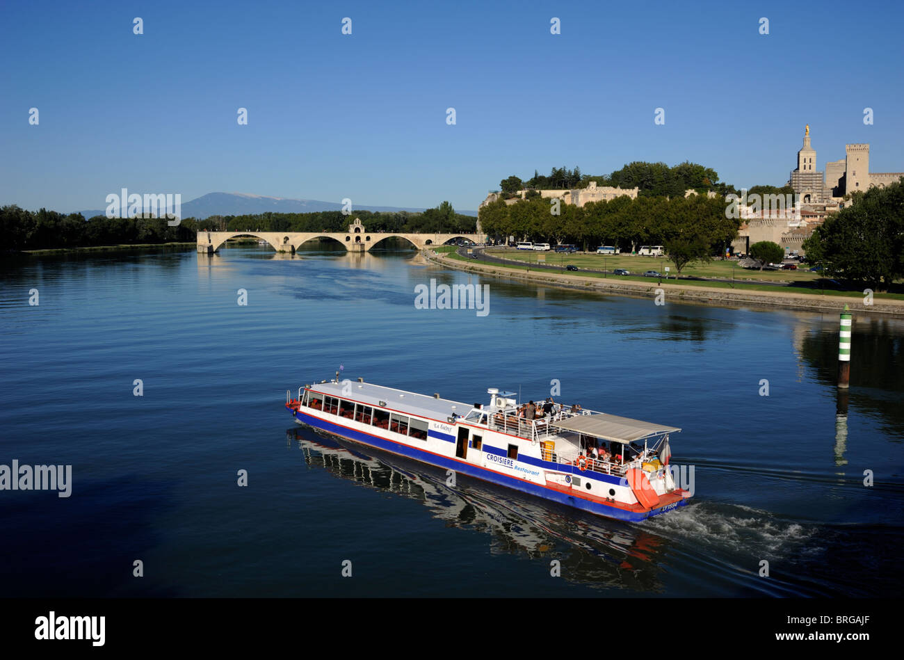 France, Provence, Avignon, bateau de croisière sur le Rhône, pont Saint Benezet et Palais des Papes Banque D'Images