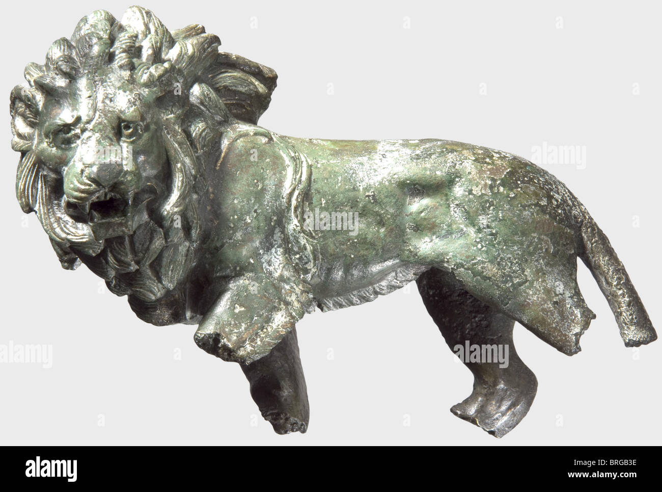 Un lion de bronze romain, 2nd/3rd Century A.D. Hollow figure moulée en demi-relief avec finement modélisé, magnifique manie. Nez en cuivre inséré. Patina légèrement incrustée, verte. Pieds et queue incomplets. Longueur 17 cm., historique, historique, monde antique, monde antique, temps antique, objet, objets, alambics, découpe, découpe, découpe, sculpture, sculptures, statuette, figurine, figurines, statuettes, beaux-arts, art, droits additionnels-Clearences-non disponible Banque D'Images