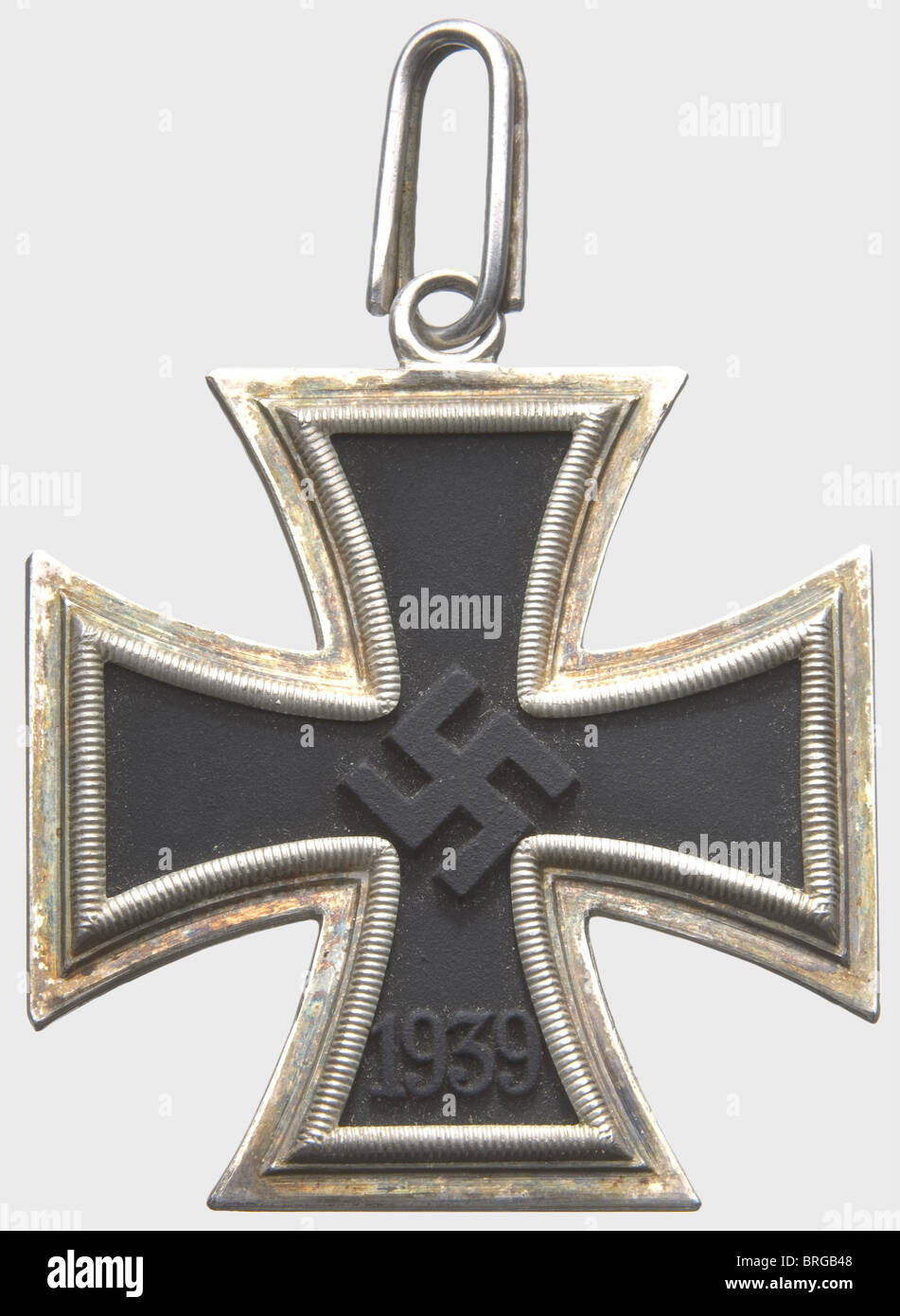 Une croix de chevalier de la croix de fer 1939, dans le coffret de  présentation noyau en fer noirci avec svastika à rebord haut, cadre argenté  givré avec bords polis, sur le