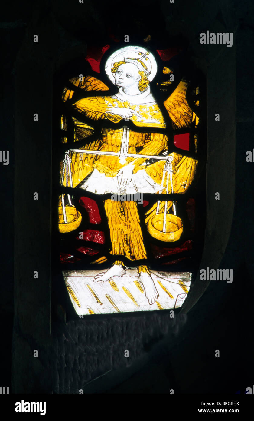 Grand ronflement, Norfolk, ange d'un poids d'âmes 15ème siècle vitrail église églises windows Anglais England UK Angels Banque D'Images