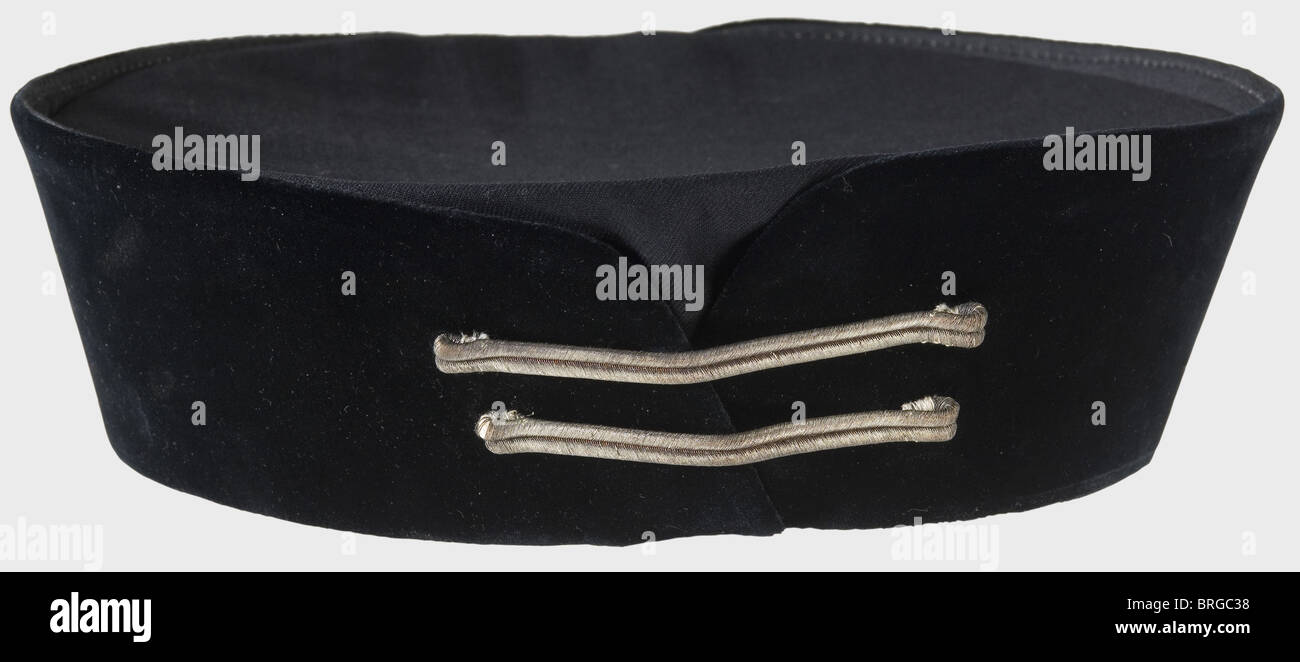 Un béret, appartenant à la cession d'un procureur de la République tissu de  lin noir avec deux rabats extérieurs de velours noir, qui sont fixés à  droite et à gauche avec deux