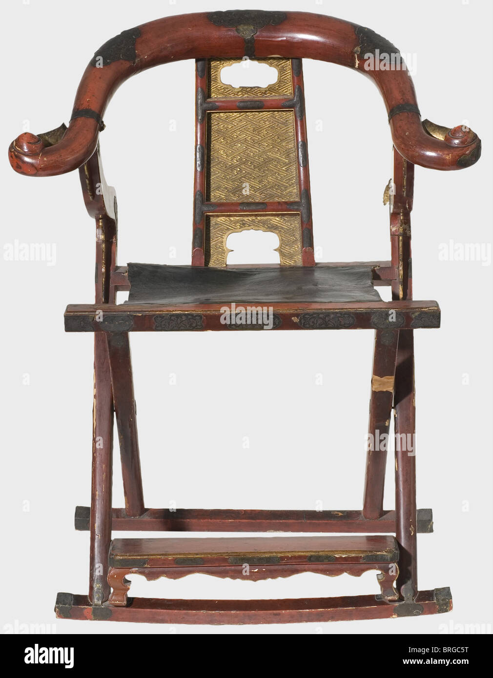 Une chaise pliante japonaise (kyokuroku), bois laqué rouge du XIXe siècle, dossier doré sculpté avec des motifs swastika, siège en cuir noir, garnitures en laiton gravées. Imperfections et dommages nécessitant une restauration. Hauteur 103 cm, largeur 83 cm, longueur plié 116 cm. Kyokurokus ont été introduits au Japon par des prêtres chinois. Samouraï a pris ces chaises pliantes avec eux lors de leurs voyages et campagnes, mais ils ont également été employés dans des occasions de fête comme le Coronation impérial. Ils sont, cependant, le plus souvent trouvés dans les temples Shinto, où ils ont été utilisés comme décoratifs, droits additionnels-Clearences-non disponible Banque D'Images