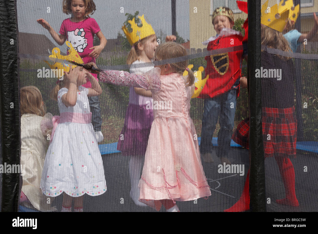 Les enfants de trampolin Banque D'Images