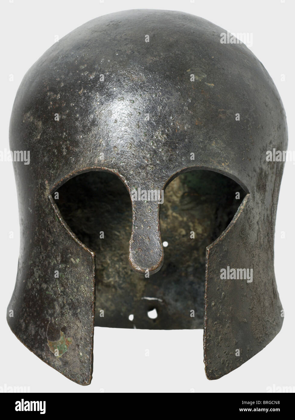 Un casque Corinthien, fin du VIIe siècle B.C.élégant, crâne en bronze gaufré avec un front et un haut, de grandes découpes d'oeil et un nez massif (matériau 7 mm d'épaisseur), sa forme courte étroite indiquant un type précoce, archaïque de casque.les côtés ont des contours légèrement incurvés.pas de trous de doublure, mais il y a deux trous au niveau de la nuque, qui sert probablement Pour soutenir une pièce décorative pour le casque.UN grand trou dans le protège-cou a évidemment résulté de l'offrande votive du casque à un sanctuaire.le métal est en bon état et ceci il historique, hist, droits additionnels-Clearences-non disponible Banque D'Images