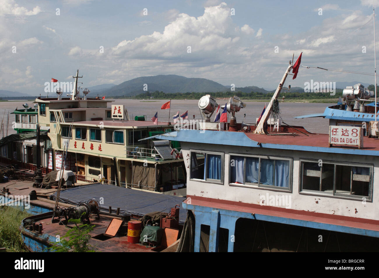Bateaux Cargo déchargement marchandises exportées de la Chine sont amarrés le long des rives du Mékong à Chiang Sean, en Thaïlande. Banque D'Images