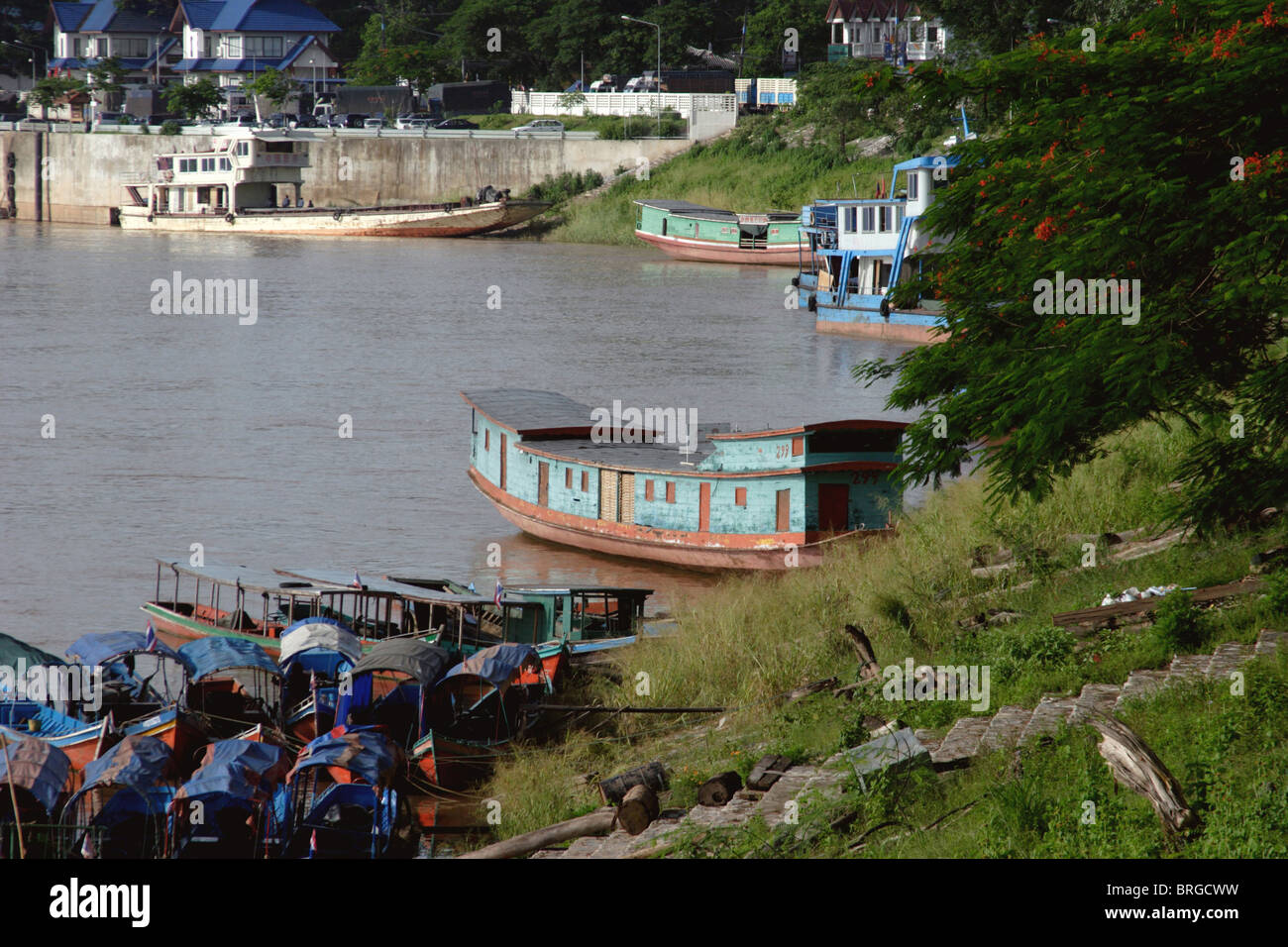 Bateaux Cargo déchargement marchandises exportées de la Chine sont amarrés le long des rives du Mékong à Chiang Sean, en Thaïlande. Banque D'Images