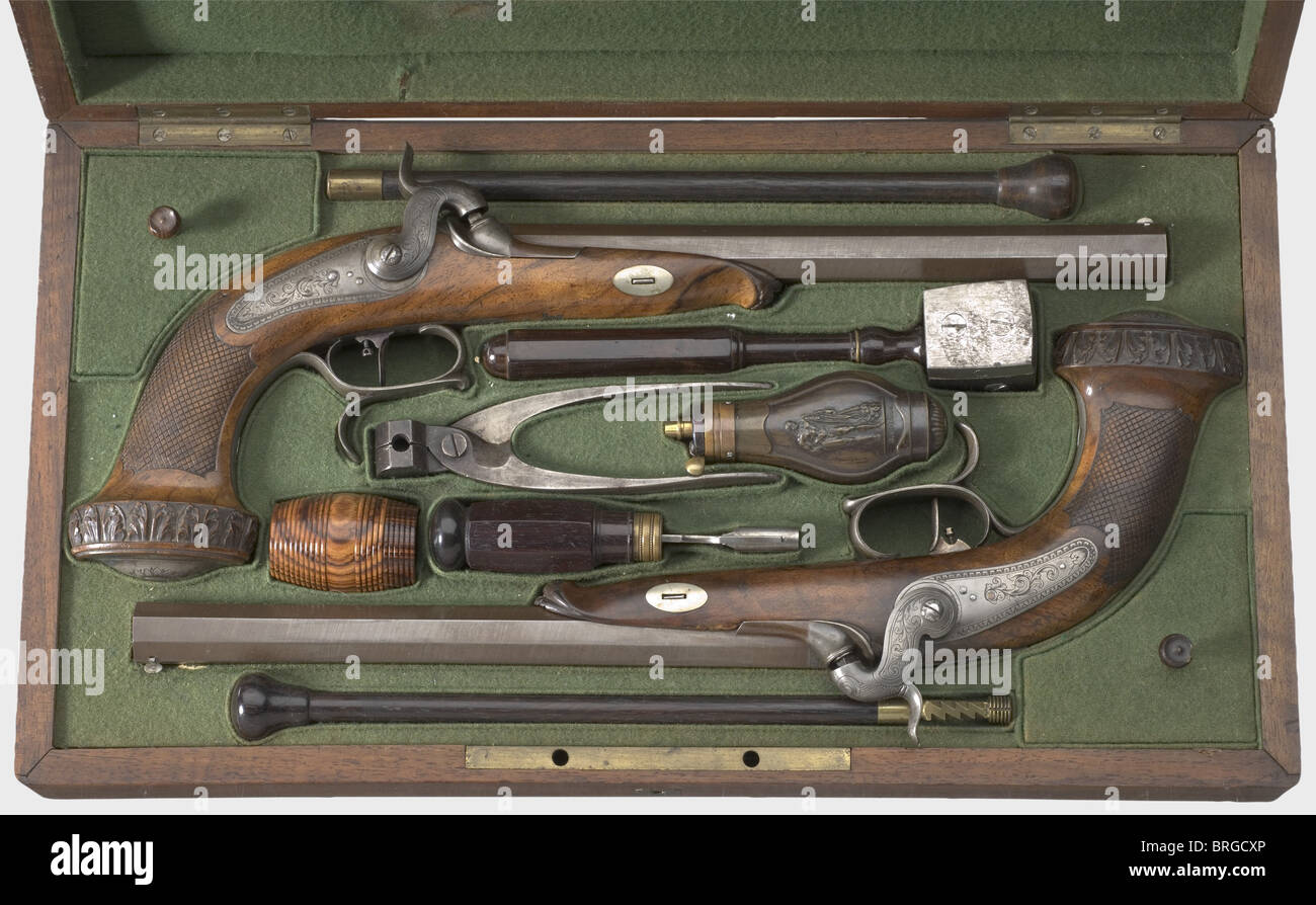 Une paire de pistolets à percussion en boîtier, Jean François Vannod,Lausanne/Suisse,vers 1840.canons octogonaux à Damas avec rainure étroite de calibre 12.5 mm,blocs de brevets,bleuissement original,et sites frontaux argentés en queue de queue de vétuste.chacun porte la marque 'ELG' sur le côté de la chambre.les dessus des canons sont gravés, 'VANNOD LAUSANNE A simple effet floral'.ensemble de gravure Triggers.Noyer demi-stocks avec des buttes sculptées et damirées.mobilier en fer gravé en suite.longueur de chacun: 41 cm.dans le feutre-tapissé de noyer avec co,droits-supplémentaires-Clearences-non disponible Banque D'Images