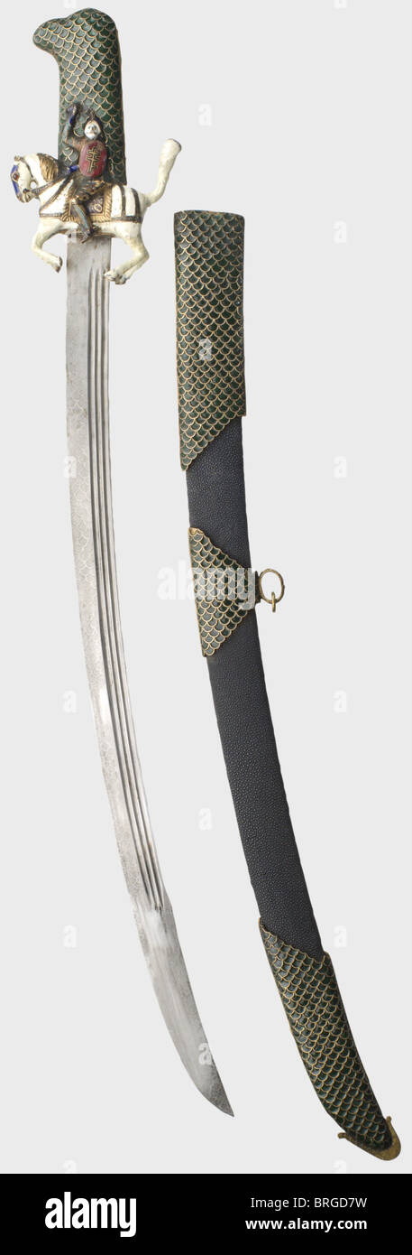 Un magnifique sabre lituanien émaillé, 19e siècle lame incurvée à simple tranchant avec trois points d'appui de chaque côté et un point élargi à double tranchant.chaque côté est gravé (un peu usé) pour toute sa longueur avec décoration de l'échelle de poisson.Quillons entièrement sculptés en émail en forme de chevalier lituanien portant un bouclier avec une couche d'armes, et avec garnet cabachons mis dans les yeux du cheval.Green aimée laiton grip et les raccords de scabard avec des surfaces de poisson tartre.le scabard en bois est couvert de raiskin(vraisemblablement plus tard).un anneau de suspension.le dos de la ,droits additionnels-Clearences-non disponible Banque D'Images