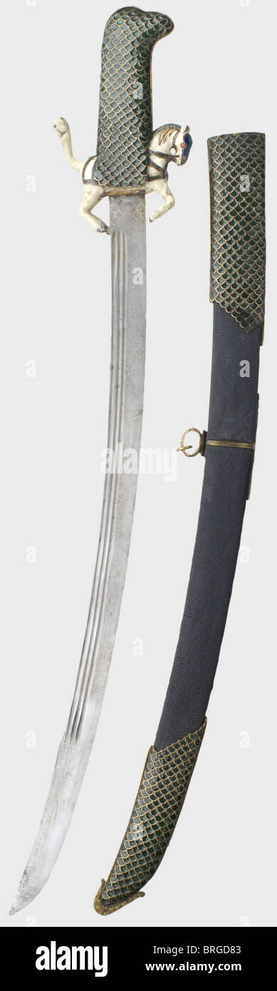 Un magnifique sabre lituanien émaillé, 19e siècle lame incurvée à simple tranchant avec trois points d'appui de chaque côté et un point élargi à double tranchant.chaque côté est gravé (un peu usé) pour toute sa longueur avec décoration de l'échelle de poisson.Quillons entièrement sculptés en émail en forme de chevalier lituanien portant un bouclier avec une couche d'armes, et avec garnet cabachons mis dans les yeux du cheval.Green aimée laiton grip et les raccords de scabard avec des surfaces de poisson tartre.le scabard en bois est couvert de raiskin(vraisemblablement plus tard).un anneau de suspension.le dos de la ,droits additionnels-Clearences-non disponible Banque D'Images