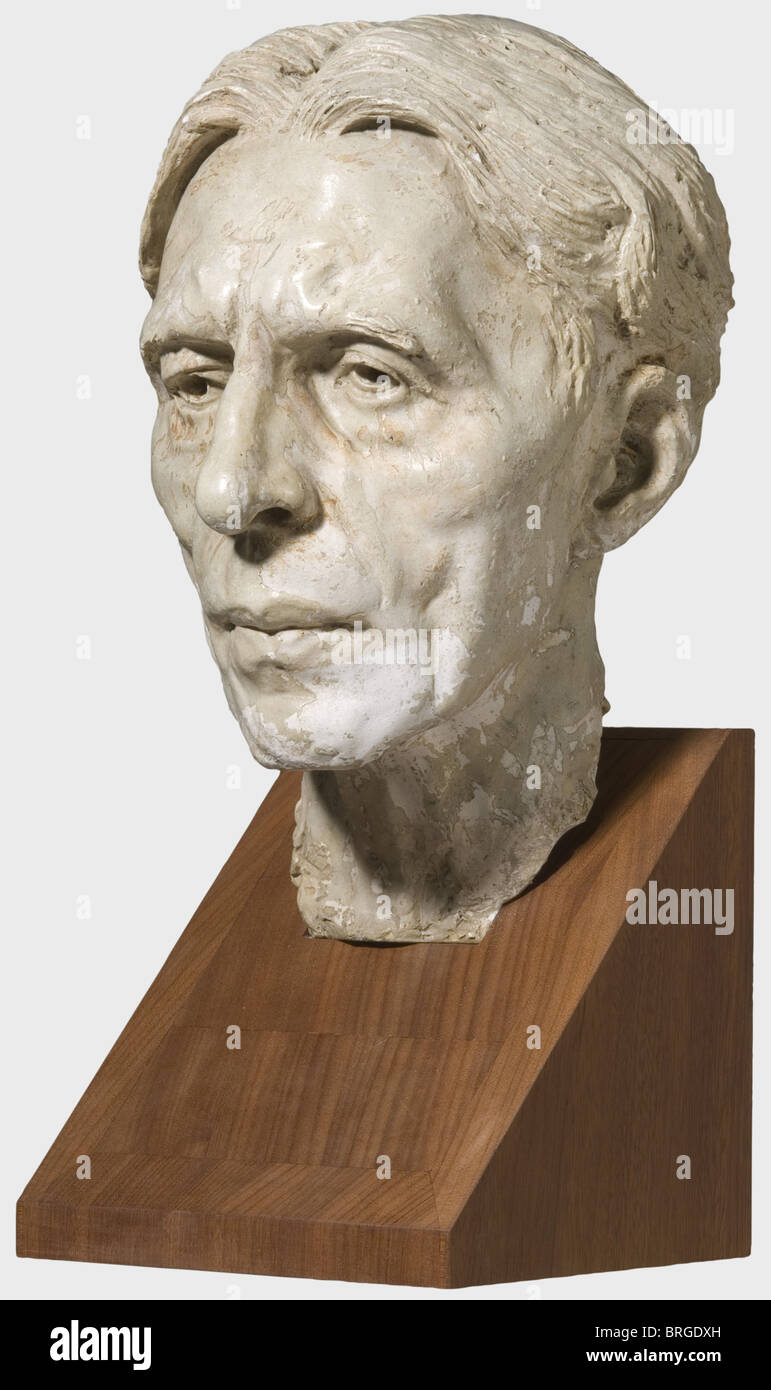 Arno Breker (1900 - 1991), une tête de portrait d'Alfred Cortots Plasture, revêtue de couleur grise, sans signature, montée sur une base de bois personnalisée. Hauteur 40 cm. Arno Breker a modelé la tête de son ami en 1942/43 dans le Grand Studio National d'Art au Käuzchensteig, Berlin. C'est probablement l'esquisse pour une version en bronze ultérieure. Provenance: Etude Matre Marc-Arthur Kohn, Paris, vente aux enchères du 3 octobre 1998, lot 107. Alfred Cortot (1877 - 1962), célèbre virtuose du piano français et politicien culturel. Malgré sa femme juive, Cortot était admirateur de l'Allemagne nazie et de beca, Banque D'Images