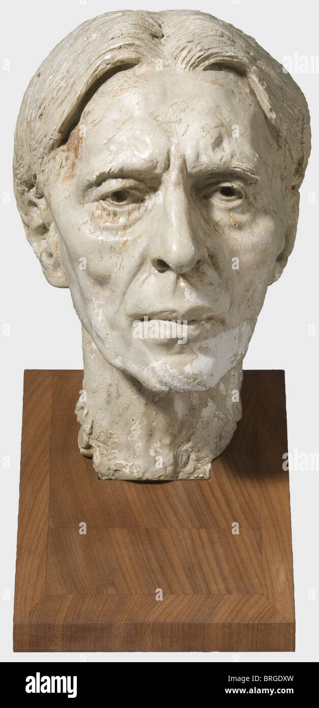 Arno Breker (1900 - 1991), une tête de portrait d'Alfred Cortots Plasture, revêtue de couleur grise, sans signature, montée sur une base de bois personnalisée. Hauteur 40 cm. Arno Breker a modelé la tête de son ami en 1942/43 dans le Grand Studio National d'Art au Käuzchensteig, Berlin. C'est probablement l'esquisse pour une version en bronze ultérieure. Provenance: Etude Matre Marc-Arthur Kohn, Paris, vente aux enchères du 3 octobre 1998, lot 107. Alfred Cortot (1877 - 1962), célèbre virtuose du piano français et politicien culturel. Malgré sa femme juive, Cortot était admirateur de l'Allemagne nazie et de beca, Banque D'Images