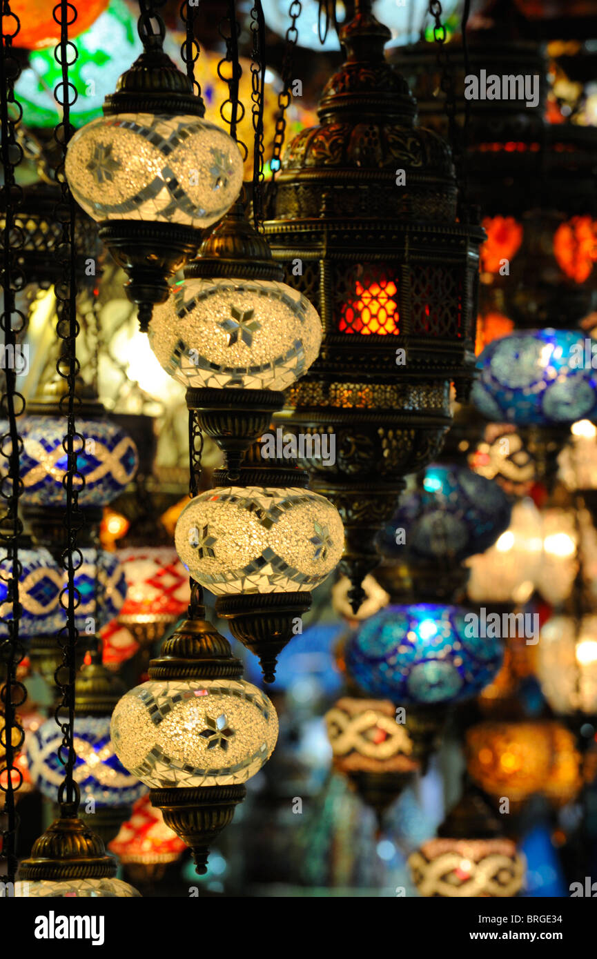 Lanternes colorées dans le Kapali Carsi ou Le Grand Bazar d'Istanbul Banque D'Images