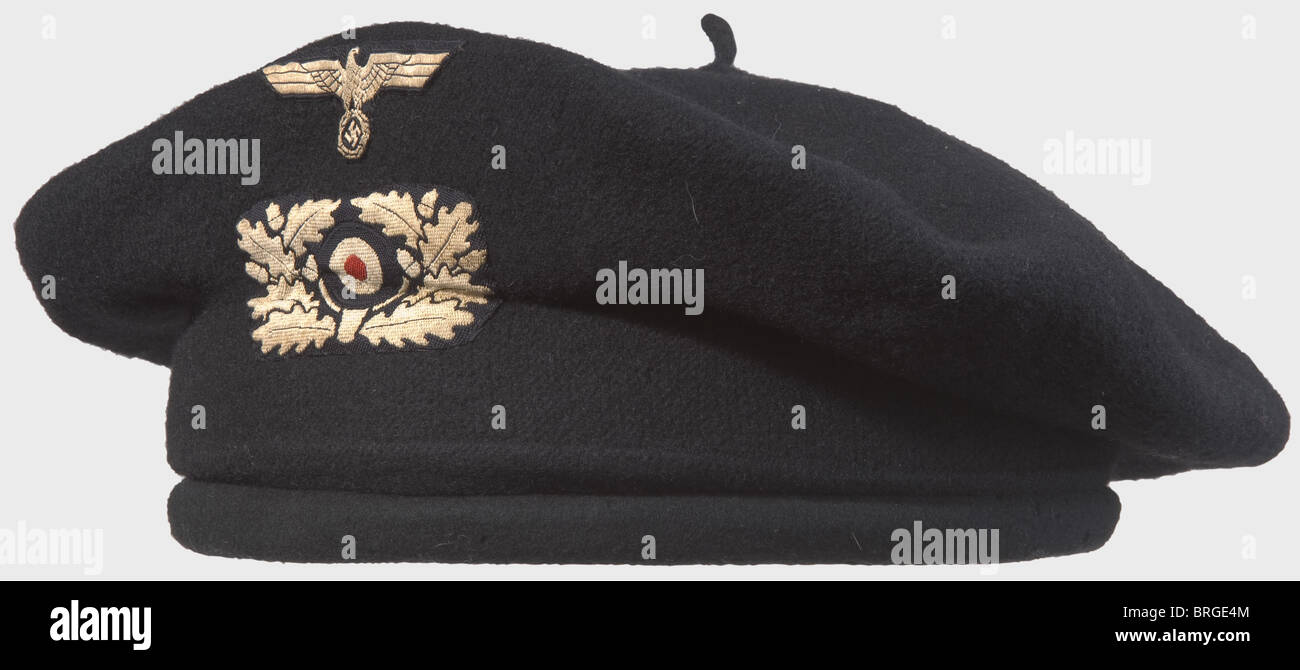 Une béret Panzer noire, pour l'uniforme spécial Panzer troupes casquette parée avec couverture en feutre de laine noire, entourée de six grands trous de ventilation caoutchoutés.housse amovible en tissu de laine noire avec aigle national tissé et blatte noir-blanc-rouge dans une couronne de feuilles de chêne, légèrement à l'apex.la doublure intérieure en toile d'huile noire est cousue en six Segments,avec la marque du fabricant 'Clemens Wagner Uniform - Mützenfabrik - Braunschweig.Hamburg'.bandeau brun clair de taille '56'.traces de moth légères sur le bord inférieur.frais,jamais porté.très rare.,historique,historica,Additional-Rights-Clearences-not available Banque D'Images