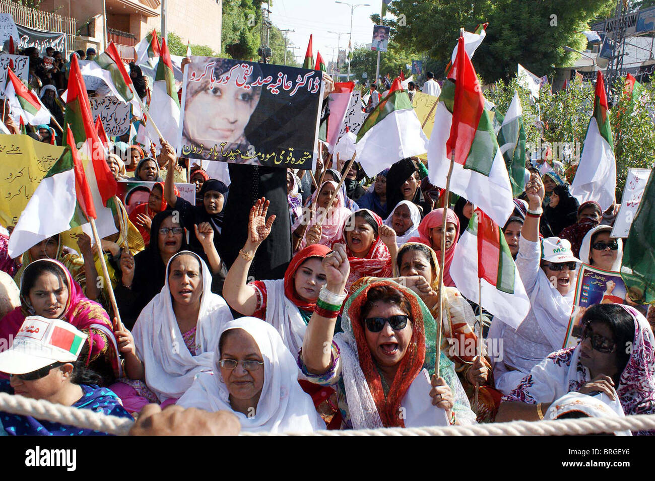 Les partisans de l'Muttehda Qaumi (MQM) protestent contre la libération de Dr.Aafia Siddiqui au cours de rassemblement à Hyderabad Banque D'Images