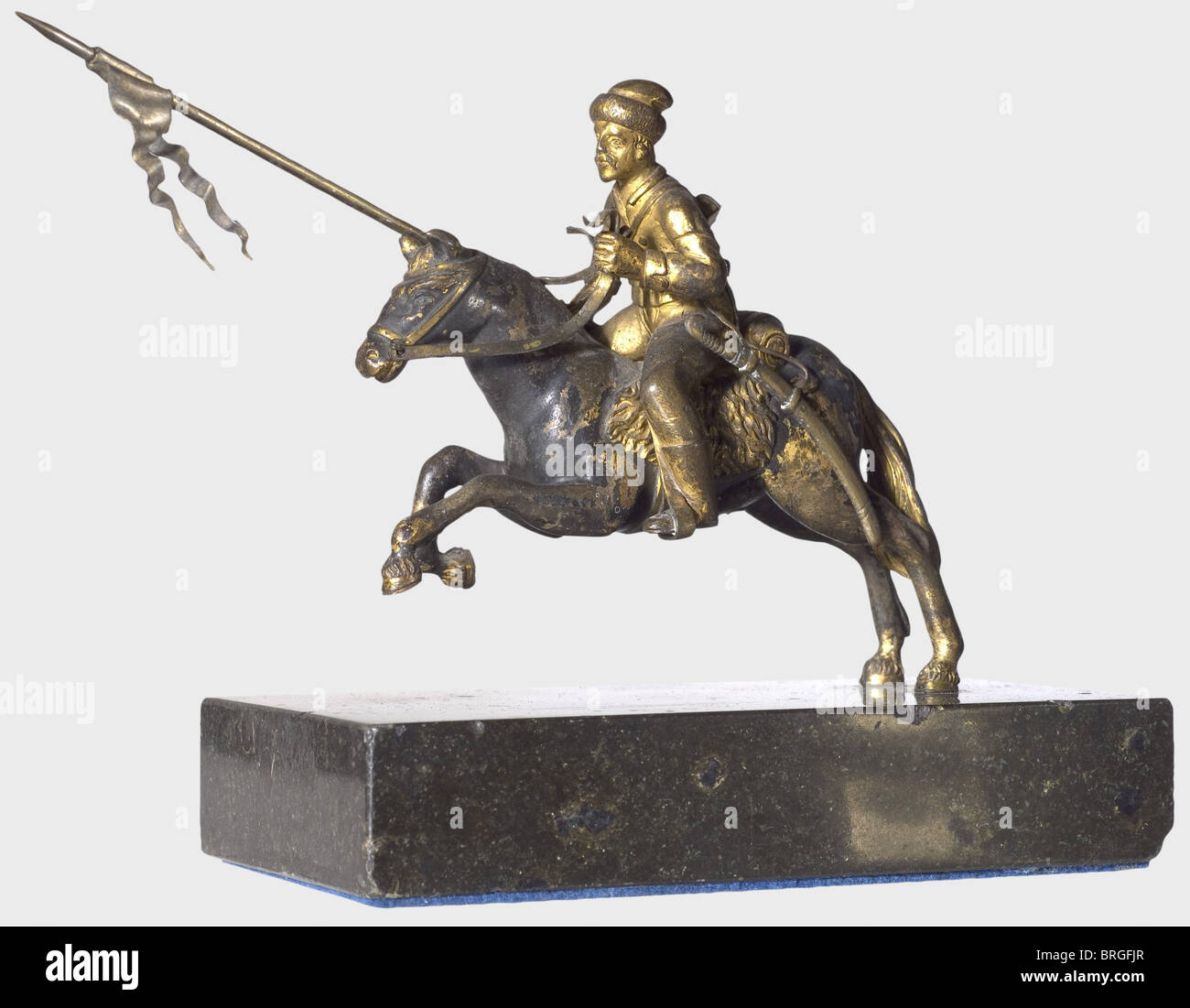 Galloping cosaque, une miniature de bronze, 19e siècle UNE statue d'un cosaque galloop avec lance et shashqa. Figurine en bronze moulé. Le cavalier, l'arme et le bridle attachés séparément. Vestiges de dorure et de couleur noire pour le cheval. La figure est montée sur une base en marbre noir. Hauteur de la figure environ 86 mm., historique, historique, personnage, 19e siècle, objet, objets, alambics, coupure, coupures, sculpture, sculptures, statuette, figurine, figurines, statuettes, beaux-arts, art, homme, homme, droits additionnels-Clearences-non disponible Banque D'Images