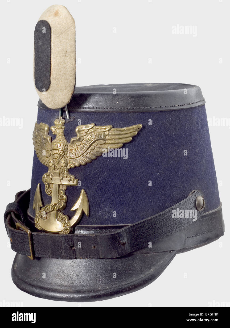 Un shako pour les hommes inscrits de la mer Bataillon(marines),de la Marine prussienne corps en feutre bleu foncé avec dessus, bande, pic et collier en cuir noir.plaque en laiton avec tissu couvert national.avec des timbres de délivrance '1C - SB - 1862'.bandeau en cuir.la petite Marine prussienne existait seulement de 1848 à 1867 et a été fusionnée dans la Marine De la Confédération du Nord-Allemagne.après la guerre franco-prussienne, cela est devenu la Marine impériale allemande.selon la parcimonie du 19ème siècle, la plupart des pièces de l'équipement sont restés en usage,ont parfois modernisées et usées dans les,droits additionnels-Clearences-non disponible Banque D'Images