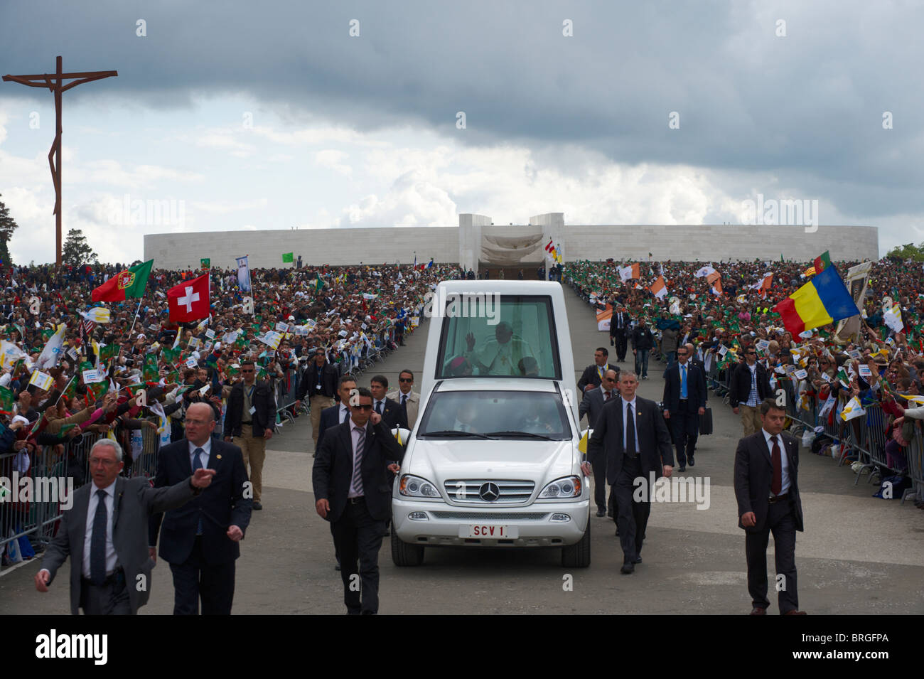 Le pape Benoît XVI des vagues à l'intérieur les pèlerins de sa voiture blindée au sanctuaire Notre Dame de Fatima lors de sa visite au Portugal Banque D'Images