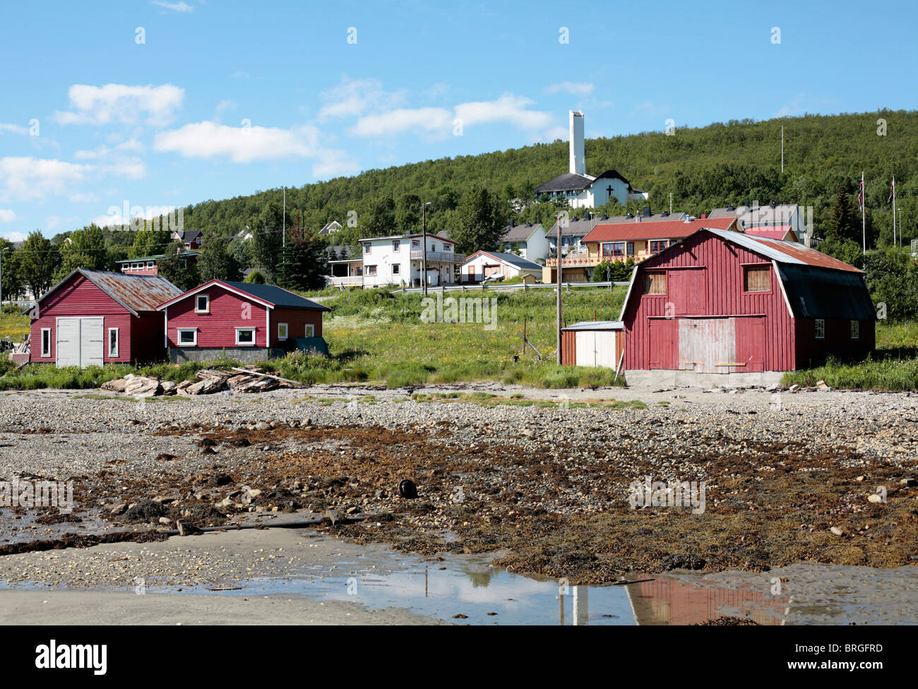 La ville de Hansnes, Troms County, dans le Nord de la Norvège. ferries pour les îles. Banque D'Images