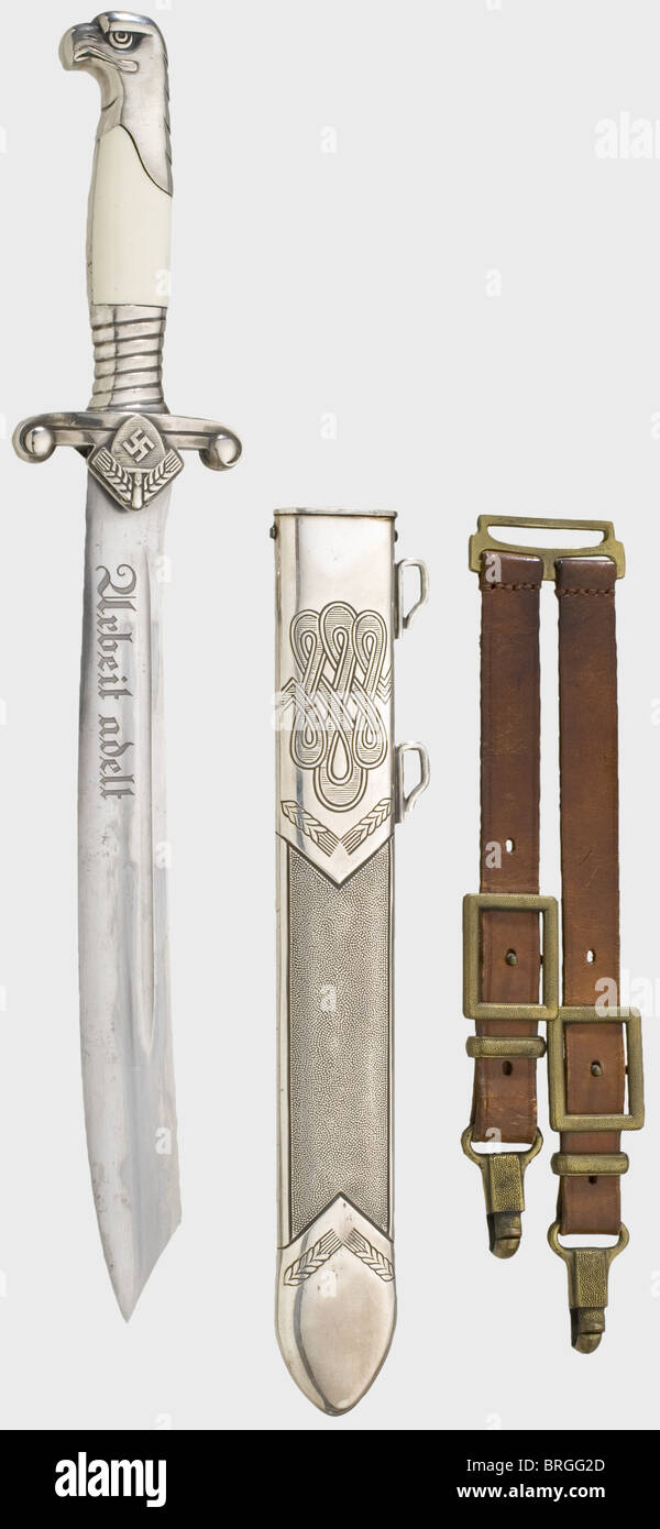 Un poignard pour un chef de RAD, année de l'établissement,1937 lame typique avec la devise gravée, 'Arbeit adelt'(travaux ennobles),et fabricant,'Ed. Wüsthof Solingen'. Hile plaqué argent de haute qualité avec échelles à poignée blanche et estampé avec le numéro « 112 ». Slabbard est travaillé en suite. Longueur 38.5 cm. Livré avec suspension en cuir avec raccords en laiton. Très belle condition.,historique,historique,années 1930,20e siècle,Reichsarbeitsdienst,Reich Labour Service,State Labour Service,organisation,organisations,organisations,NS,National Socialism,Additional-Rights-Clearences-Not Available Banque D'Images