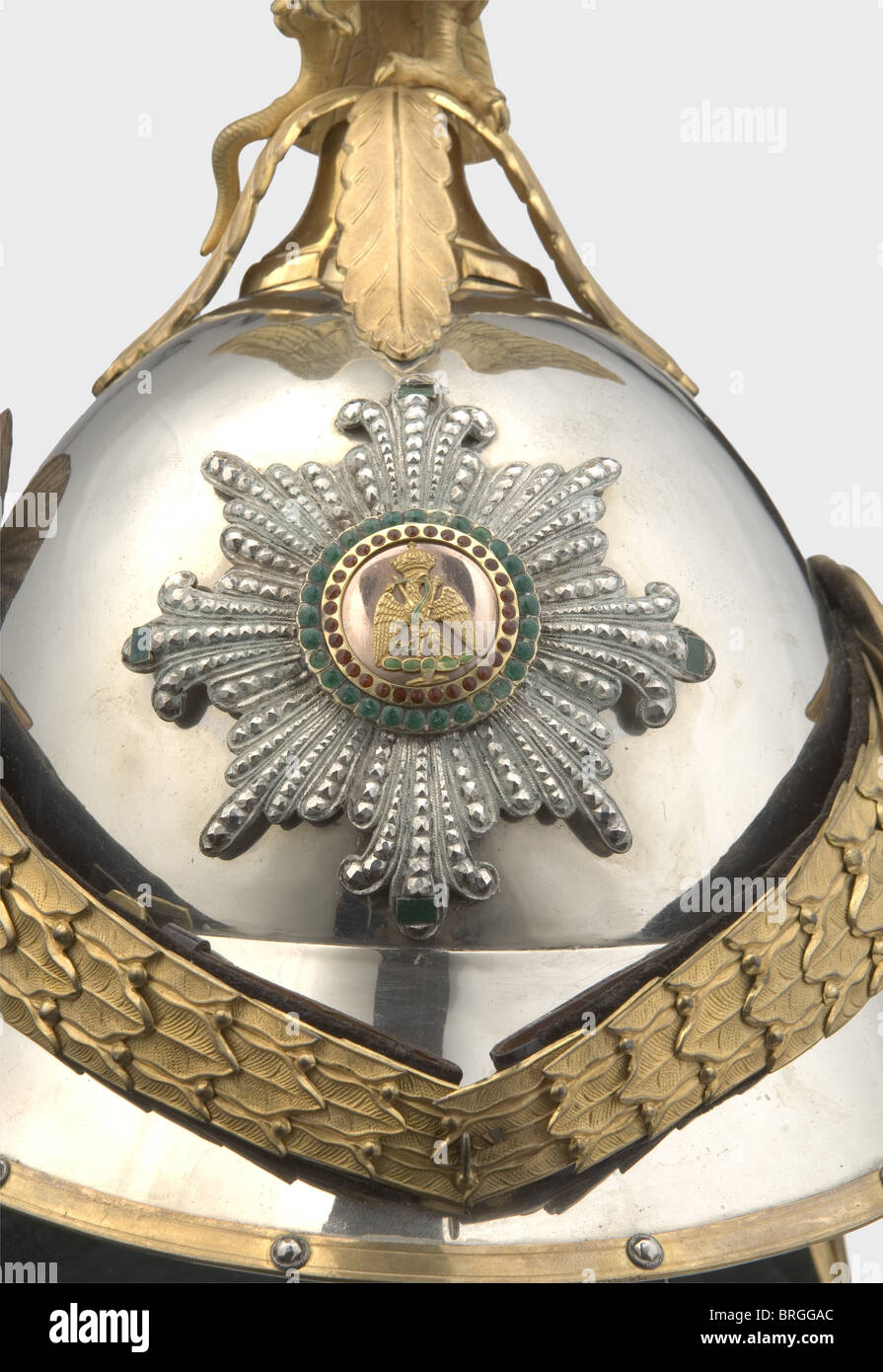 Un casque pour la garde du palais mexicain, sous l'empereur Maxmilien I du Mexique 1864 - 67 crâne de nickel-argent, fixations en laiton avec des restes de têtes de rivets dorés, dorés et argentés. Le dessous du sommet avant est vert laqué et le sommet arrière recouvert de velours vert. Le casque piquent sous la forme d'un aigle mexicain embrachant un serpent dans ses talons et son bec, avec des dorures partiellement polies en état exceptionnel. L'emblème plaqué argent historique,historique,19e siècle,Mexique,Amérique centrale,américain,objet,objets,photos,clip,droits additionnels-Clearences-non disponible Banque D'Images