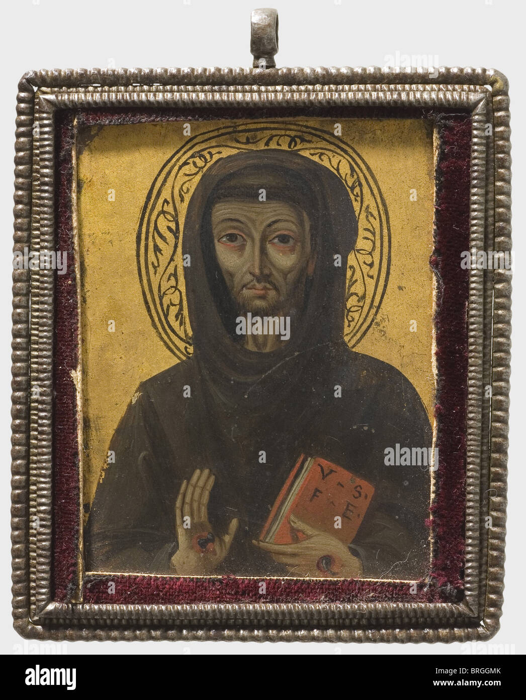 Une peinture miniature française de Saint François, 2ème moitié de l'huile du XVe siècle sur le cuivre doré. Un demi-portrait du saint avec un visage impressionnant finement dessiné dans un tableau marron. Il tient un livre avec l'inscription 'V-S F-E' dans sa main gauche, la droite est élevée dans l'enseignement. Stigmata sur les deux mains. Dans un cadre argent fourni avec une petite boucle pour pendre. Dimensions 9 x 7 cm. François d'Assise (1181/82 - 1226), fondateur de l'ordre franciscain, a été déclaré saint en 1228 par le Pape Grégoire IX, peuple, XVe siècle, artisanat, artisanat, artisanat, objets, objets, objets, objets, Banque D'Images